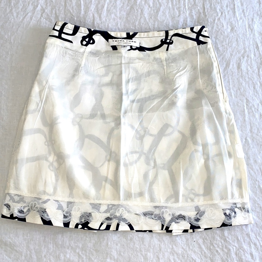 Trina Turk mini pleat skirt with faux pockets ,side zip. Chain print - Picture 4 of 11